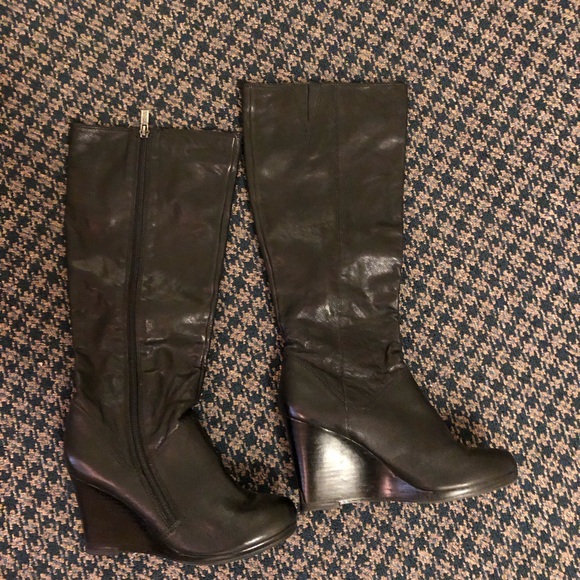 Kenneth Cole knee high wedge boots with curved zipper. Size 6. - Picture 2 of 7